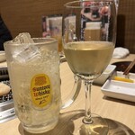 精肉卸問屋直営焼肉店 牛次郎 - 角ハイボール＆グラスワイン白