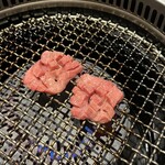 精肉卸問屋直営焼肉店 牛次郎 - 厚切りタン