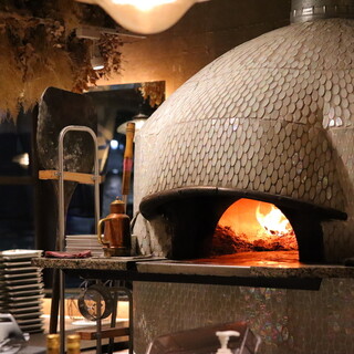 薪窯で焼くpizzaが絶品！6種類のオリジナルメニュー！
