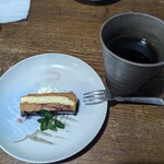 ナカガワ☆スエ食堂 - デザートのケーキとホットコーヒー