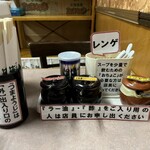 北習大勝軒 - 卓上の調味料