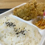 から揚げ　からまる - イートインコーナーで 頂きました