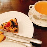 森のらくだ - ケーキとミルクティー