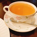 森のらくだ - こちらのティーカップは初めて見ました。素敵なティーカップでした。