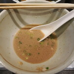 弘明寺丿貫 - 新秋刀魚の冷やし蕎麦 の底に残ったスープ