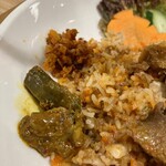 ビルマ - ビリヤニのアップ。酸っぱ辛い漬け物みたいなもの