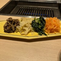 板前焼肉 一牛 北新地店 - ナムル盛合せ
