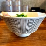 麺屋のとなり - 丼が変わっています