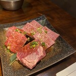 炭火焼肉 ホルモン にく式 - 上　和牛上カルビ　左　和牛カイノミあつ　下　和牛ハラミあつ