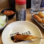 串かつ だるま - かけソースのスタイル。