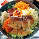 コッテジ - たっぷり野菜とサムギョ オン・ザ・ビビンバ（大盛り）（２０１４年５月）