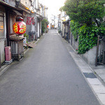 Nihonshu Kafe Ando Soba Yuushuan - この道路沿いの先、左手にお店がありました