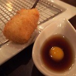 ワインと串揚げ こぱん - 紋甲いかと季節野菜の黄身ポン酢。