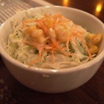 ワインと串揚げ こぱん - 突出しのコールスロー。