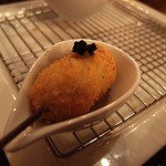 ワインと串揚げ こぱん - うずら煮玉子のランプフィッシュキャビア