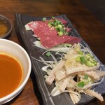 炭火焼肉 ホルモン にく式 - 上　ハツ刺し　下　ハチノス刺し