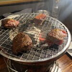 炭火焼肉 ホルモン にく式 - 七輪の縁で5分ほど落ち着かせたカイノミとハラミ