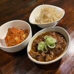 炭火焼肉 ホルモン にく式 - 上　もやしナムル　左　キムチ　右　牛煮込み