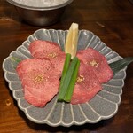 炭火焼肉 ホルモン にく式 - 左　上タン　右　並たん