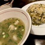 外灘紅緑灯 新なんば店 - ワンタンスープと高菜チャーハン
