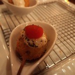 ワインと串揚げ こぱん - サーモンとタルタルイクラ