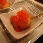 ワインと串揚げ こぱん - 帆立貝柱のとびっこ添え。