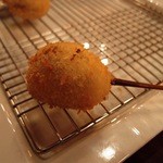 ワインと串揚げ こぱん - マッシュルームのアンチョビツナ詰め。