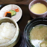 更紗 - ご飯と味噌汁と茶碗蒸し。デザートはナシです。