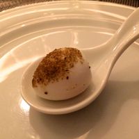 Wattle Tokyo - 【アミューズ】「うずらのたまご」。半熟のたまごにセロリ風味のソルトがトッピングされています。