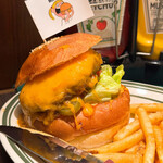 MARY BURGER  - 濃厚ダブルチェダーバーガー（1630円）