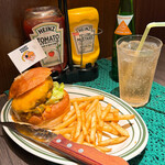 MARY BURGER  - 濃厚ダブルチェダーバーガー（1630円）