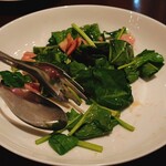 ワインダイニング ナイン - ほうれん草とベーコンのサラダ