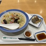 リンガーハット - 長崎チャンポン＋餃子3つ＋ピリカラ味噌　全景