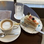 ティーラウンジ - カフェラテとイチジクのケーキ