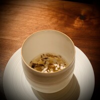 EPURE - 【温前菜-1】
                  ④刻み松茸(山口県岩国産)入り魚介コンソメスープ