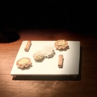 EPURE - 【先付1】
                ①アンチョビのチューブ
                ②裏漉し玉葱のタルト
                ③ルッコラのマドレーヌ、削りチーズ掛け