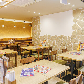 明るく広い店内