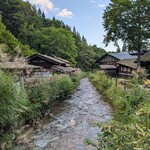 鶴の湯温泉 - 川の左手がお風呂の建物　右手は宿泊棟です