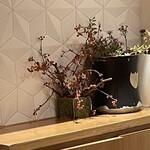 銀座 しのはら - 八寸の生け花スタンバイ