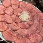 飛牛焼肉こうりん - よく食べる相方とドーンて注文してます(•‿•)