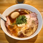 川の先の上 - 醤油ラーメン、煮卵、チャーシュートッピング。