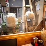 川の先の上 - 店舗内で製麺されているようです。