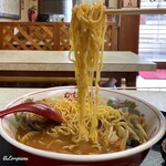 かむら屋 - 麺は細めのちぢれ麺
