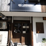 NIBOSHI MANIA - 店舗正面。まだ暑いのでエアコンダクトが出ています。
