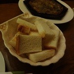 バー　スリーマティーニ - オイルサーディンはバケットに乗せて食べます