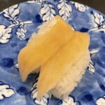 いづつや - サービス生ハラス¥100　驚くほどネタが小さく薄い。口に合わなかった。おなじサービス品の赤いかはうまかった。