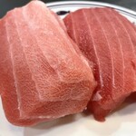 いづつや 児島店 - 本鮪の小トロ　ネタのでかさが異次元クラス。サシもすごい。口いっぱいトロトロのマグロが広がる。必ず頼む食べるべき一品。