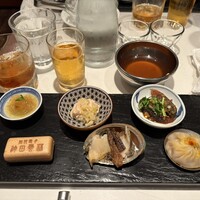 神田 雲林 - 前菜ですが、揚げピータン・蒸し鶏の揚げネギソース・クラゲの柚子和え・フォアグラと栗のチャイナモナカ
                      蝦夷鮑とシカ足似のキノコ添え
                      上海蟹に味噌和えの小籠包の６品でした。