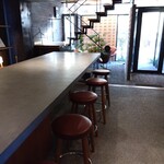 AND PLUS SHARE OFFICE＋COFFEE - 内観②（カウンター席から入り口）