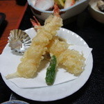 Serina - 定食の天ぷら。エビの下にサツマイモの天ぷらがあります。